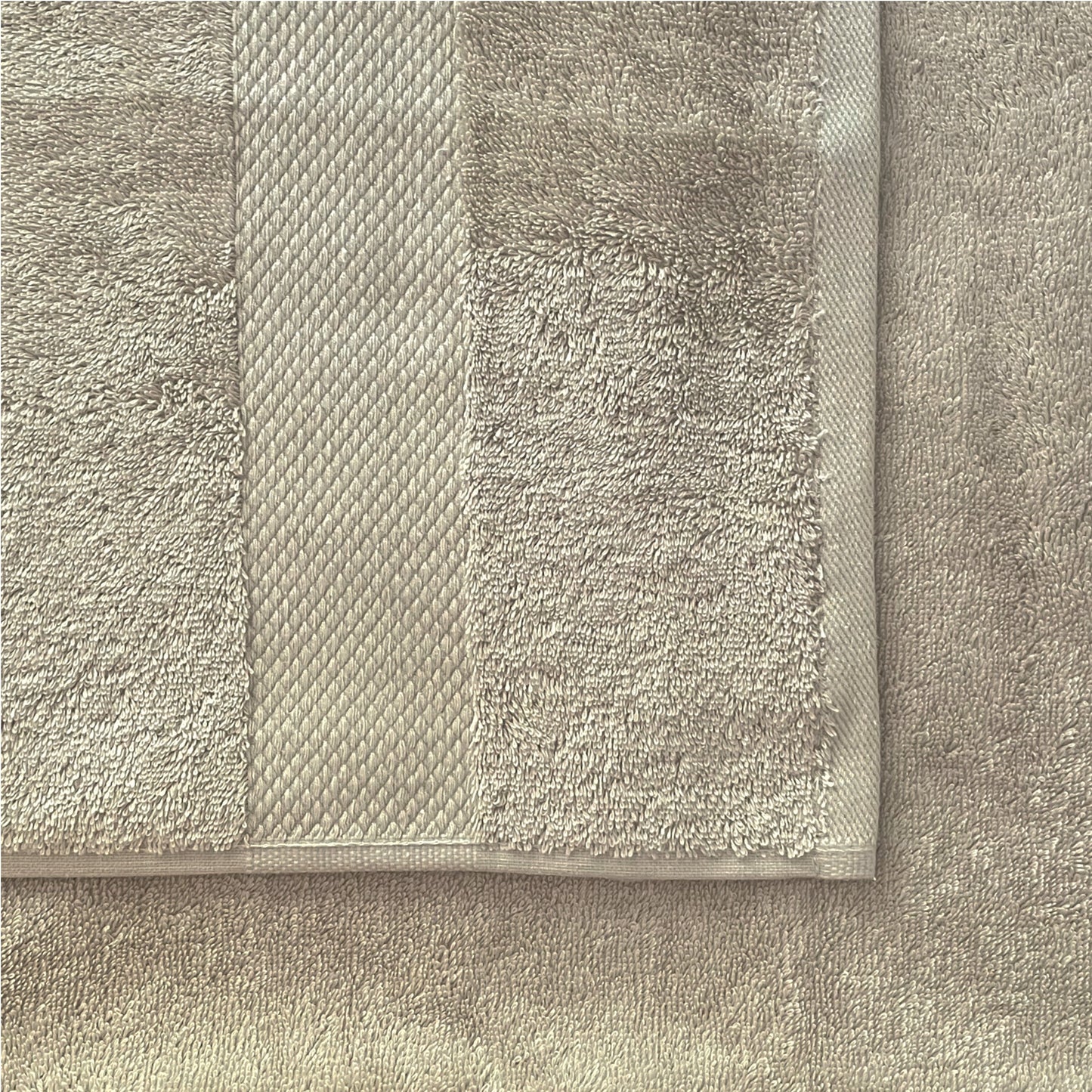 Flauschige Finole Handtücher aus 100% ägyptischer Baumwolle, saugfähig und luxuriös weich, mit 700 GSM für Komfort.