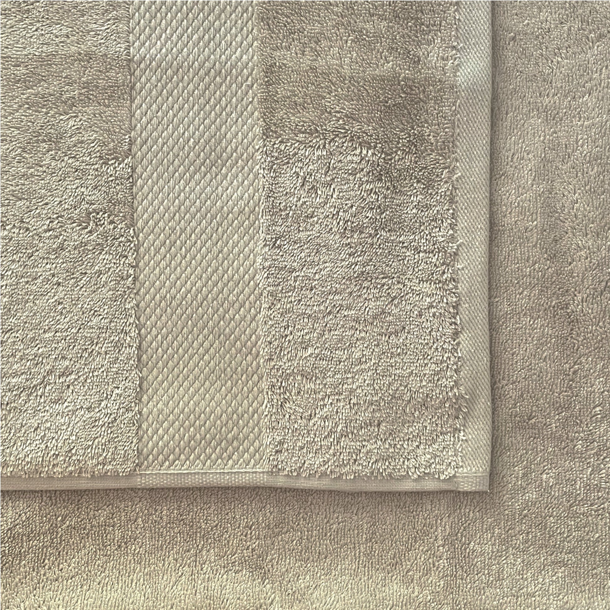 Flauschige Finole Handtücher aus 100% ägyptischer Baumwolle, saugfähig und luxuriös weich, mit 700 GSM für Komfort.