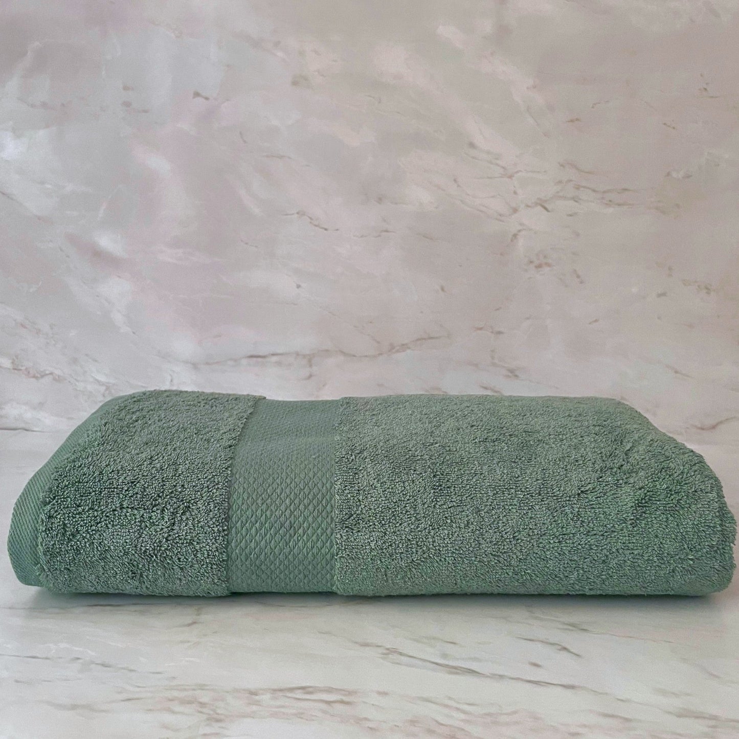 Flauschiges Finole Handtuch aus 100% ägyptischer Baumwolle, saugfähig und weich, mit luxuriösem Griff, in Weiß auf dem Bild sichtbar.