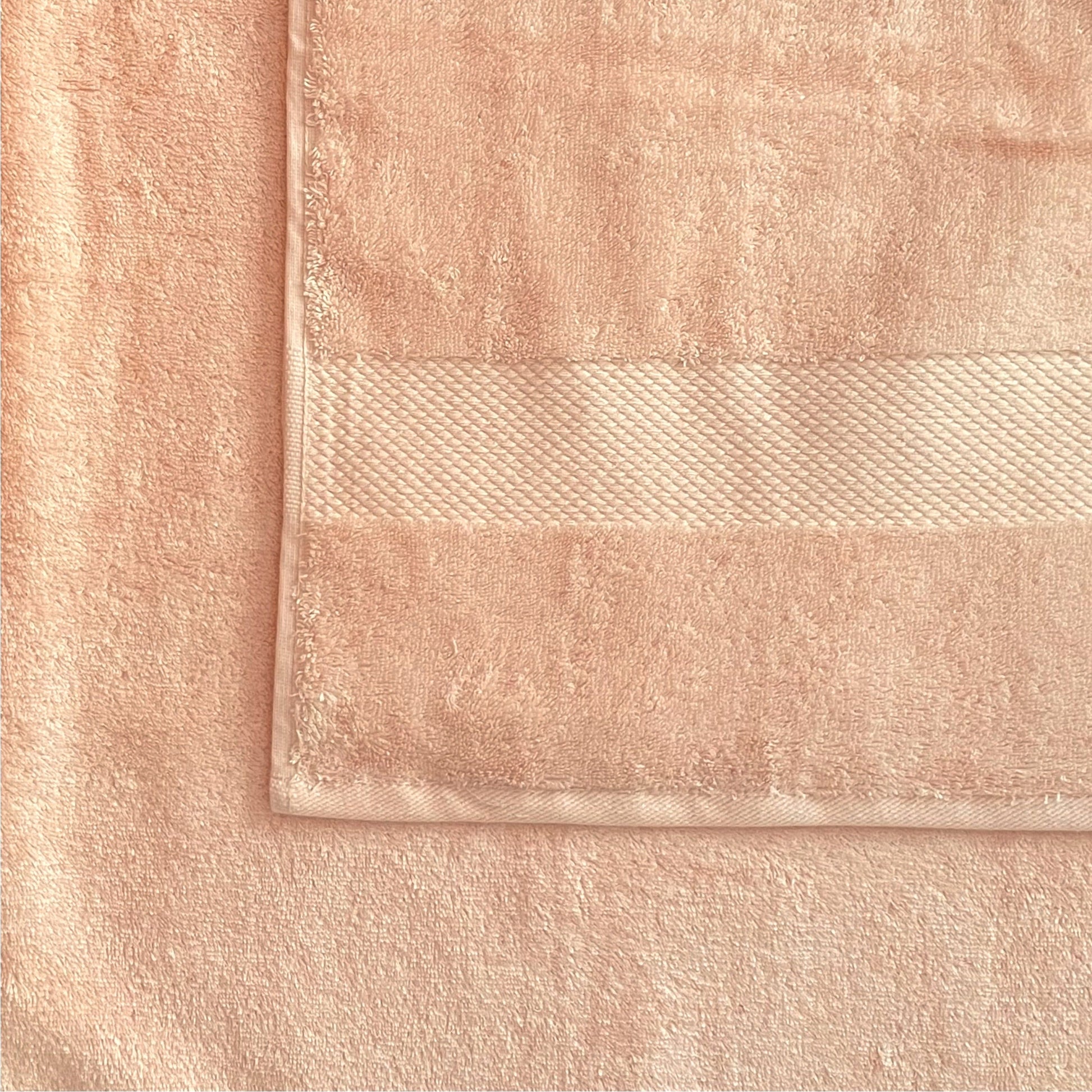 Flauschige Finole Handtücher aus 100% ägyptischer Baumwolle, saugfähig und weich, im Badezimmer ausgelegt.