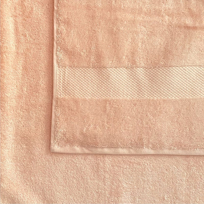 Flauschige Finole Handtücher aus 100% ägyptischer Baumwolle, saugfähig und weich, im Badezimmer ausgelegt.