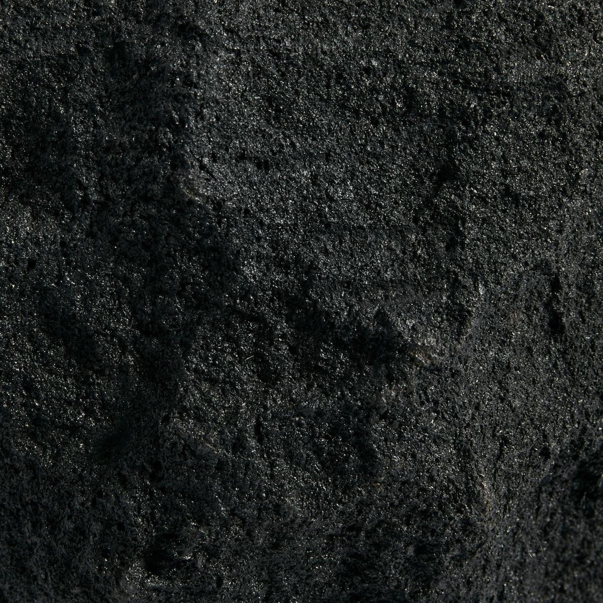 Schwarze Lava-Vase von MUUBS aus handgefertigtem Naturstein, 30 cm hoch, stilvolles Wohnaccessoire im modernen Design