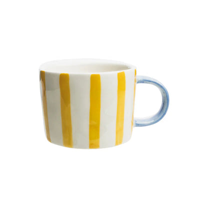 Gelbe handbemalte Steinzeug-Tasse von Tranquillo mit kinderfreundlichem Design, ideal für Getränke und stilvolle Nutzung.