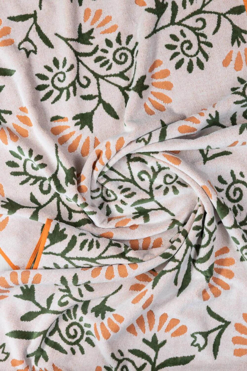 Weiches, saugfähiges Badetuch FLORAL aus Bio-Baumwolle von Tranquillo, GOTS-zertifiziert, mit floralem Design.