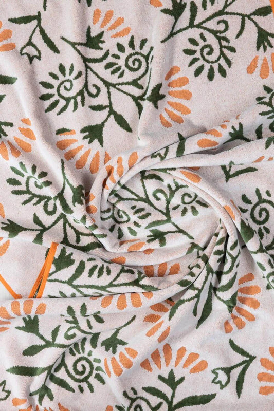 Weiches, saugfähiges Badetuch FLORAL aus Bio-Baumwolle von Tranquillo, GOTS-zertifiziert, mit floralem Design.