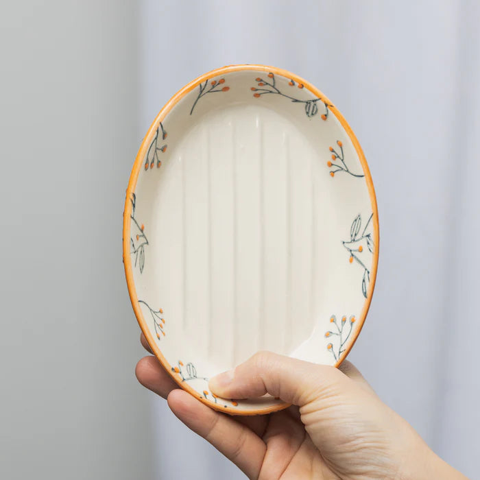 Seifenschale aus Steinzeug mit floralem, handgestempeltem Design, ideal als Seifenablage im Badezimmer von Tranquillo