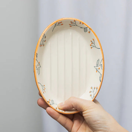 Seifenschale aus Steinzeug mit floralem, handgestempeltem Design, ideal als Seifenablage im Badezimmer von Tranquillo