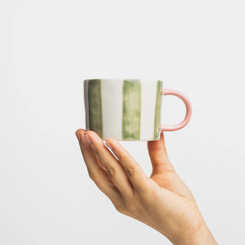Grüne handbemalte Steinzeugtasse von Tranquillo mit VELOBLOOM-Design, kinderfreundlich und stilvoll für den täglichen Gebrauch