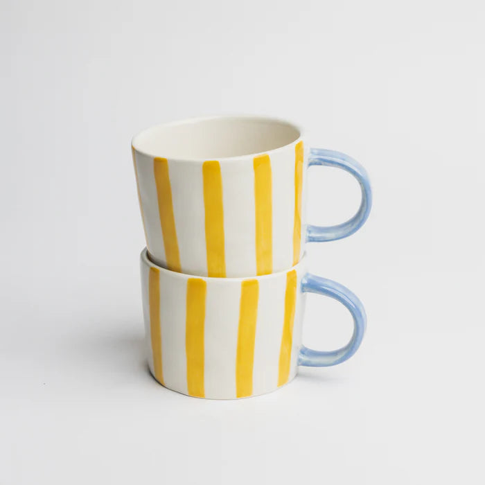 Gelbe handbemalte Steinzeug-Tasse von Tranquillo mit VELOBLOOM-Design, kinderfreundlich und robust.