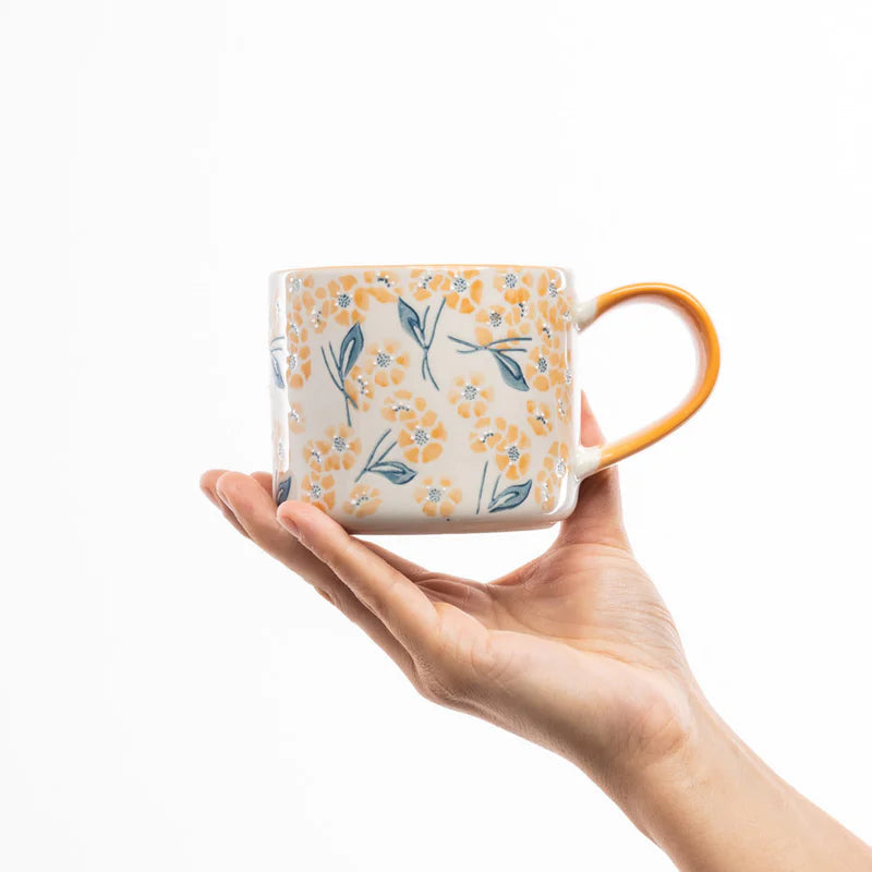 Handgefertigte VINTAGE GARDEN orange Steingut-Tasse von Tranquillo mit floralem Design, ideal für Kaffee oder Tee.