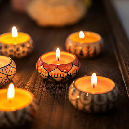 Bunter handbemalter Keramik-Teelichthalter TALA GLOW von Tranquillo mit farbenfrohem Design und Platz für Teelicht.