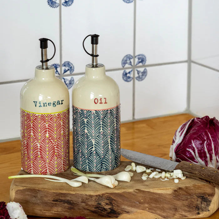 Bunte handgestempelte Essig- und Ölflasche aus Steinzeug von Tranquillo, farbenfrohes Design, ideal für Küche und Tisch.