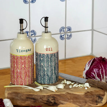 Bunte handgestempelte Essig- und Ölflasche aus Steinzeug von Tranquillo, farbenfrohes Design, ideal für Küche und Tisch.