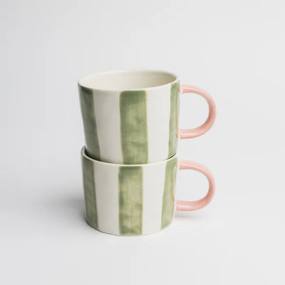 Handbemalte grüne VELOBLOOM Steinzeugtasse von Tranquillo, kinderfreundlich, mit detailliertem Blumenmuster.