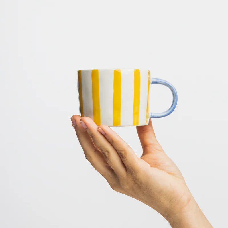 Gelbe handbemalte Steingut-Tasse von Tranquillo mit VELOBLOOM-Design, kinderfreundlich und langlebig, ideal für Getränke.