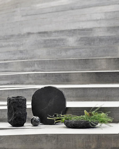 Schwarze Lava Vase von MUUBS, handgefertigtes Naturstein-Unikat, ca. 30 cm hoch, stilvolles Wohnaccessoire.