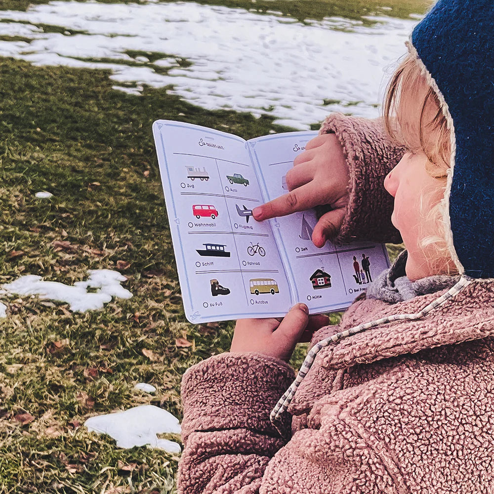 Roadtyping Kinder Abenteuerpass als buntes Spiel- und Reisedokument, fördert Spaß und Lernen unterwegs, ideal für kleine Entdecker.