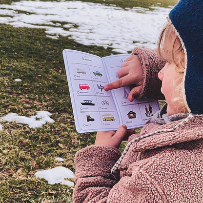 Roadtyping Kinder Abenteuerpass als buntes Spiel- und Reisedokument, fördert Spaß und Lernen unterwegs, ideal für kleine Entdecker.
