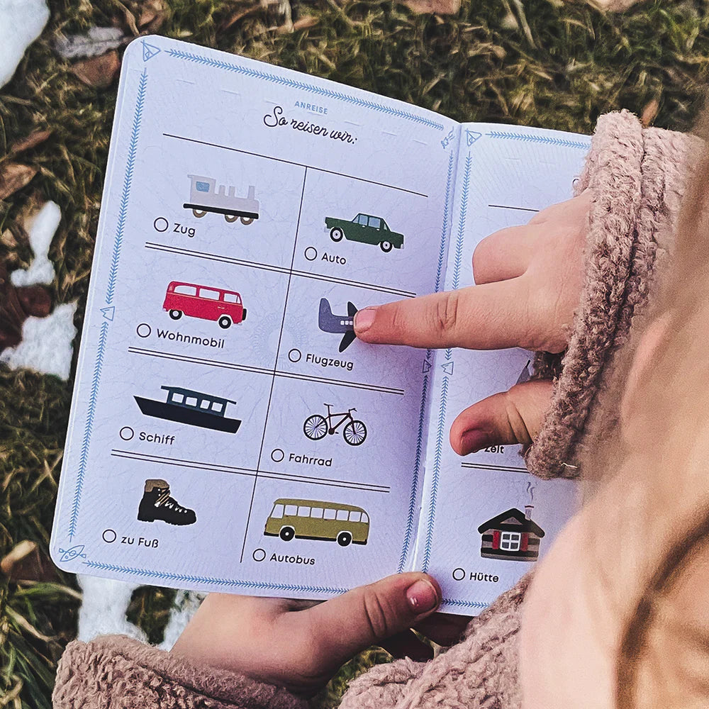 Roadtyping Kinder Abenteuerpass, ein buntes Spielpass-Buch für kleine Entdecker, mit Reisepass-Design und spannenden Reiseaufgaben