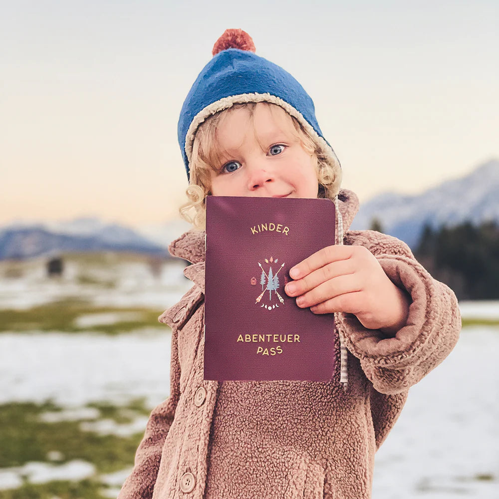 Roadtyping Kinder Abenteuerpass, ein buntes Spielpass-Buch für kleine Entdecker, ideal für unterwegs, Lernen und Spaß beim Reisen.