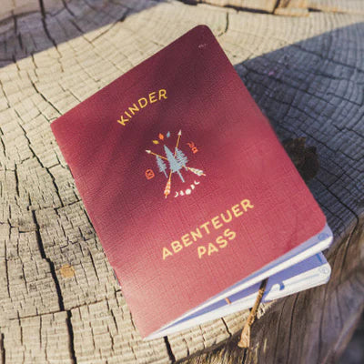 Roadtyping Kinder Abenteuerpass, ein buntes Spielpass-Buch für kleine Entdecker zum Lernen und Spielen unterwegs.